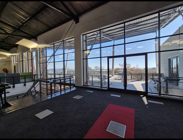 3,888M² OFFICE FOR SALE IN LONGMEADOW